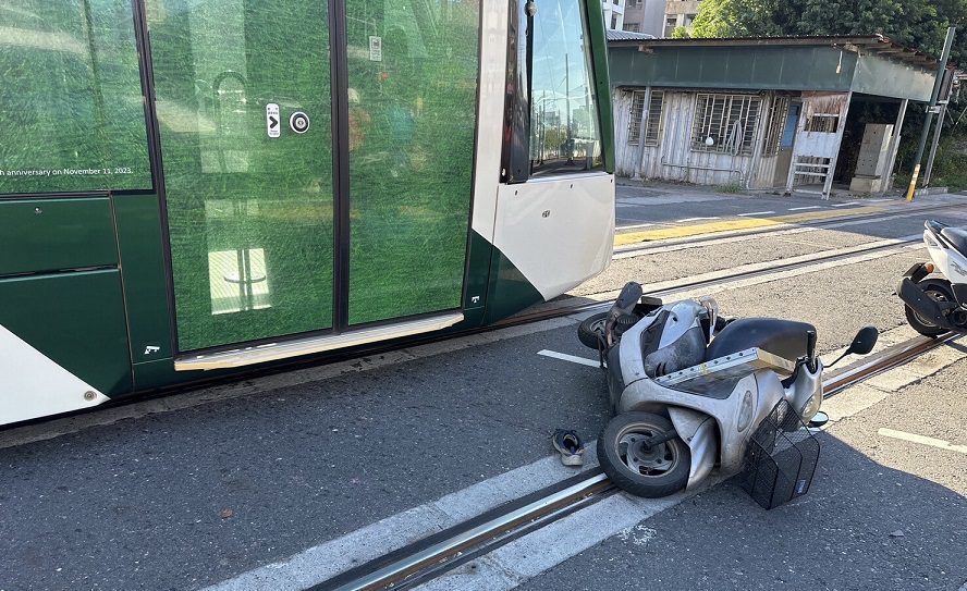 高雄輕軌列車在C37與C36站間　遭機車碰撞