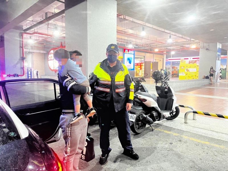 男子攜幼子郊外突然車輛故障　潮州警協助脫困
