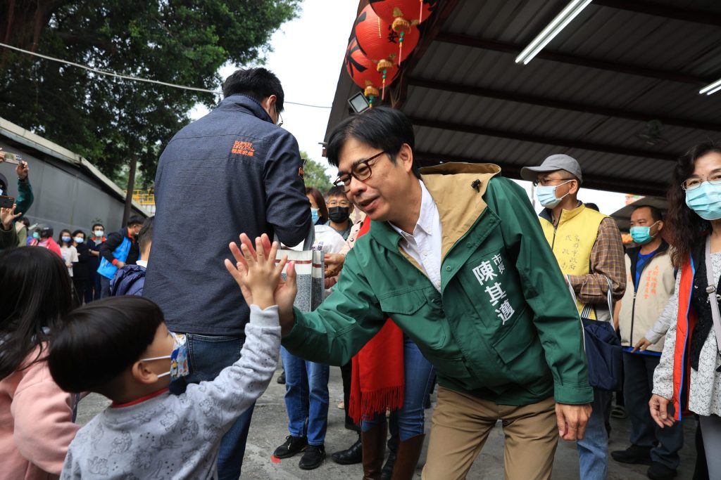 陳其邁小年夜連跑12個行程 發送兔年紅包