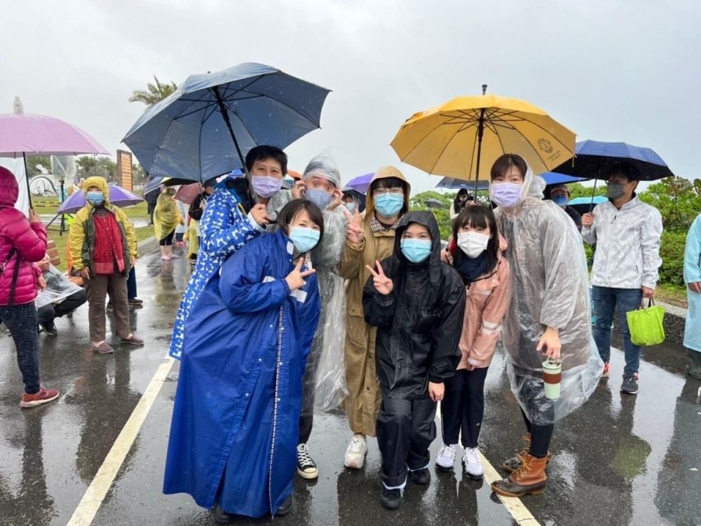 徐榛蔚與遊客鄉親齊聚花蓮元旦升旗健走 超過300項大獎連環抽現場嗨翻