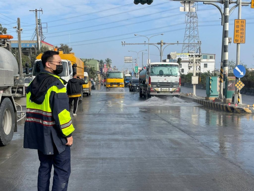 屏縣環保局道路及砂石專區大洗掃　降低空污過好年