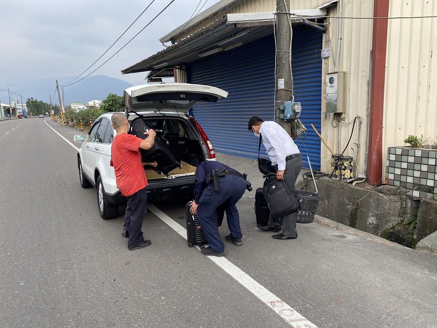 外國旅客千里來禮佛卻迷途　高樹警熱心協助獲好評