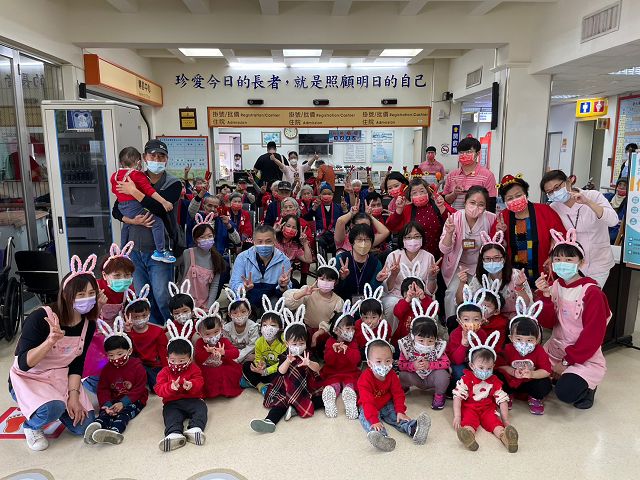 老幼同樂　圓融銀髮學苑攜手幼兒園新春拜年