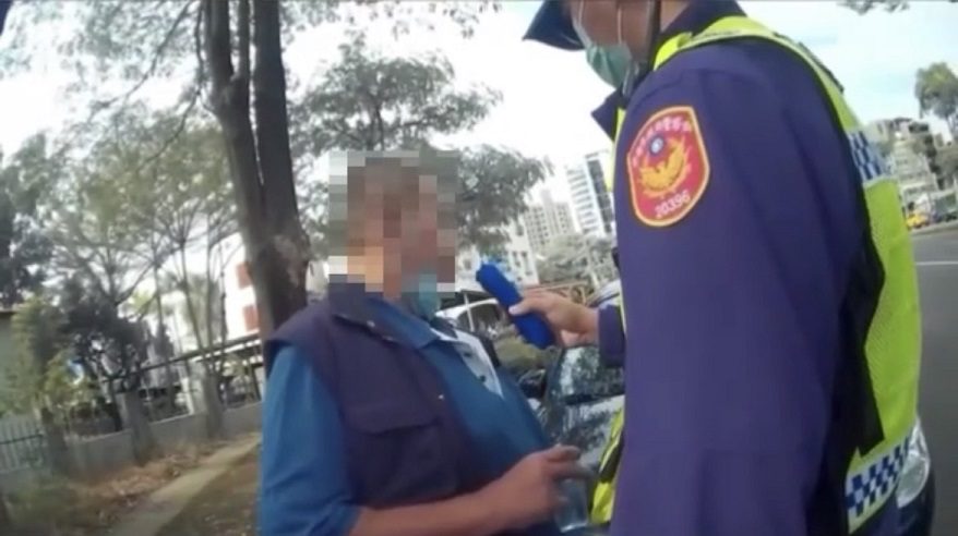 鳳山與新興警分局　查獲酒駕2男子送辦其中黃男還撞警車