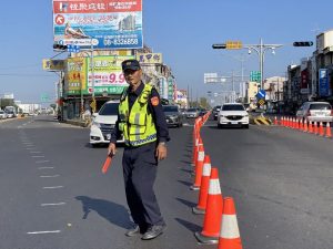 屏鵝公路春節期間　建興所長李天寶擔起交通「領航員」