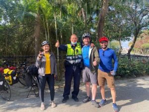 加拿大及印度單車客環島迷路　東港警熱情伸援手指點迷津