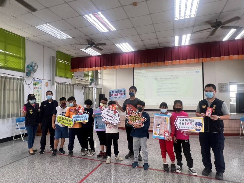 東港分警農曆年節前　校園創意宣導