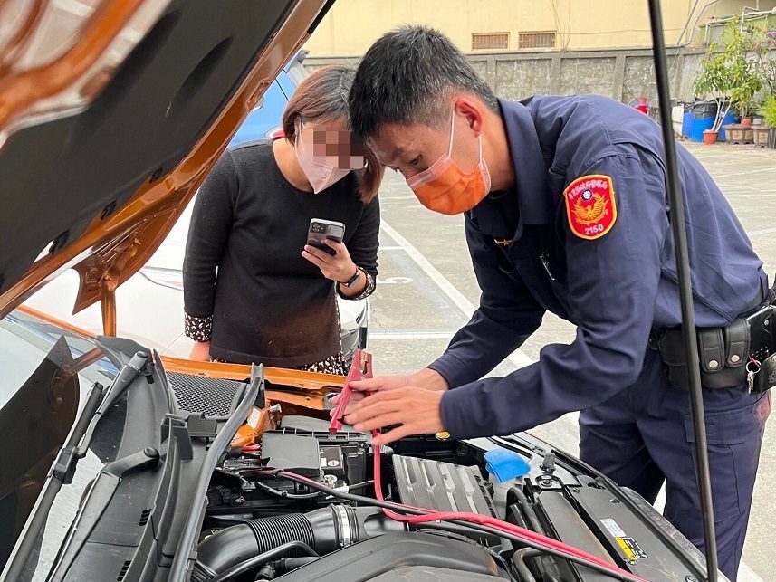 孝孫探望住院阿嬤「車輛故障」　里港警暖施援手化解危機