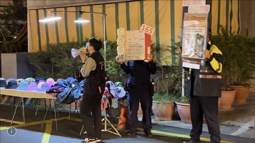 里港警化身叫賣哥　一邊掃街一邊叫賣「165反詐騙」