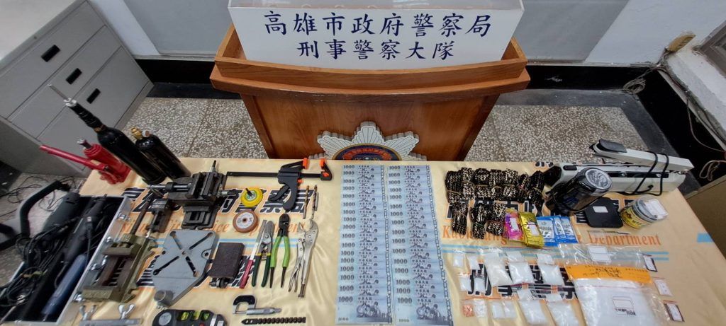 雄警強力執法， 一舉破獲毒品分裝場及槍械改造工廠，讓民眾安心過好年