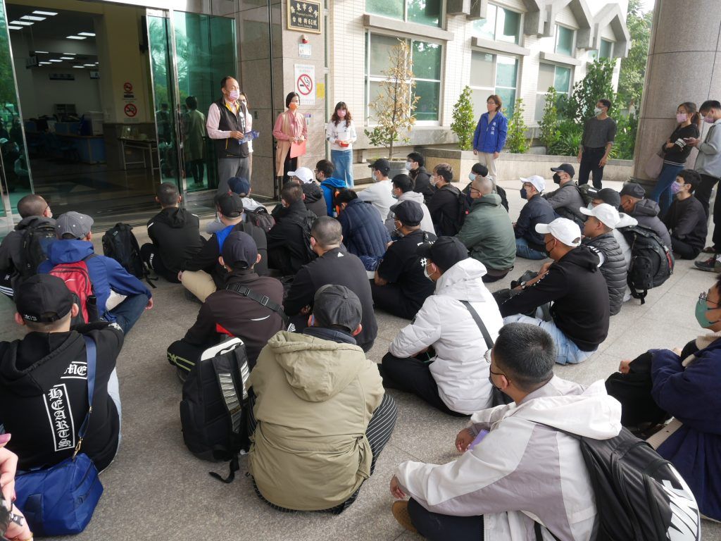 屏東縣軍人服務站專員袁光武 歡送陸軍166軍訓役入營宣導