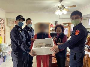 南屯警偕同里長發放物資助弱勢家庭　為寒冬注入一股暖流