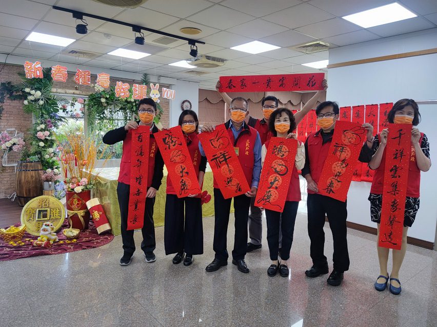 書法名師現場揮毫　三民戶政所新春送祝福
