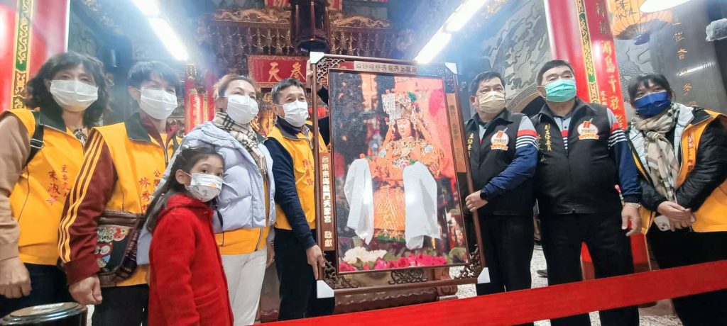 東海龍門天聖宮獻白沙屯媽祖聖像鑽石圖貼。(圖/東海龍門天聖宮提供)