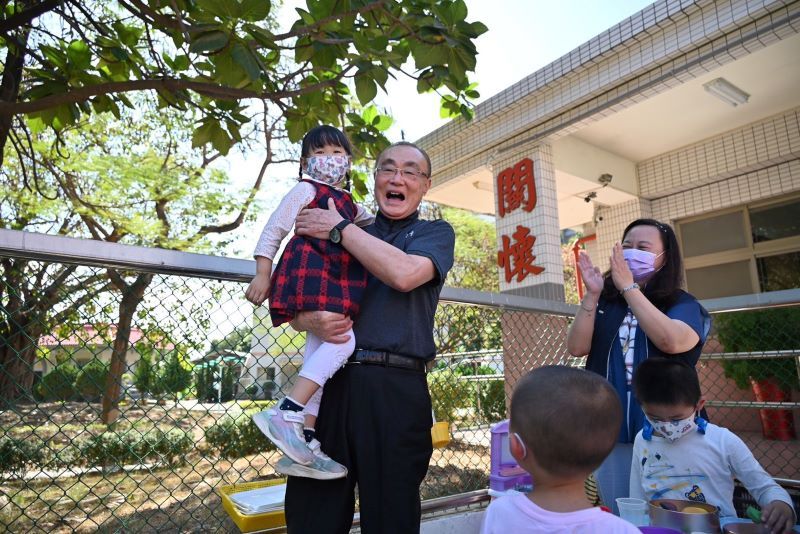 大鵬主委訪導高雄榮家　貼心關懷老幼開心共融