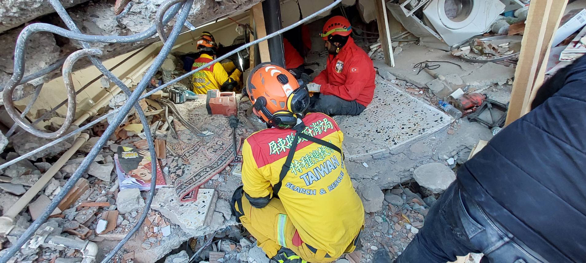 土耳其強震救災10日傳捷報，救出一女子　家屬擁抱打氣引熱淚
