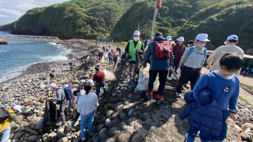 龜山島開放前夕　503人登島清除2840公斤海漂物