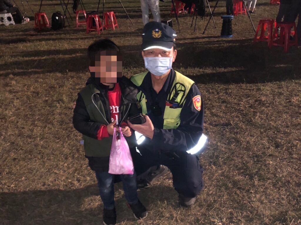 民俗技藝會場人潮眾多　里港警助迷童平安返家