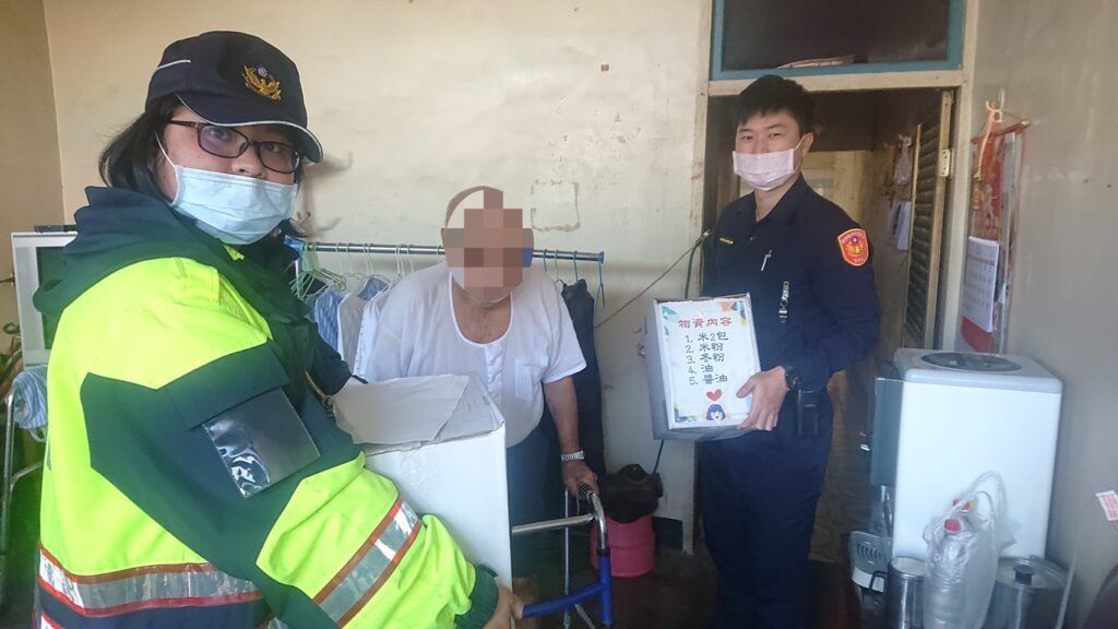 枋警有溫情　關懷獨居長者送物資