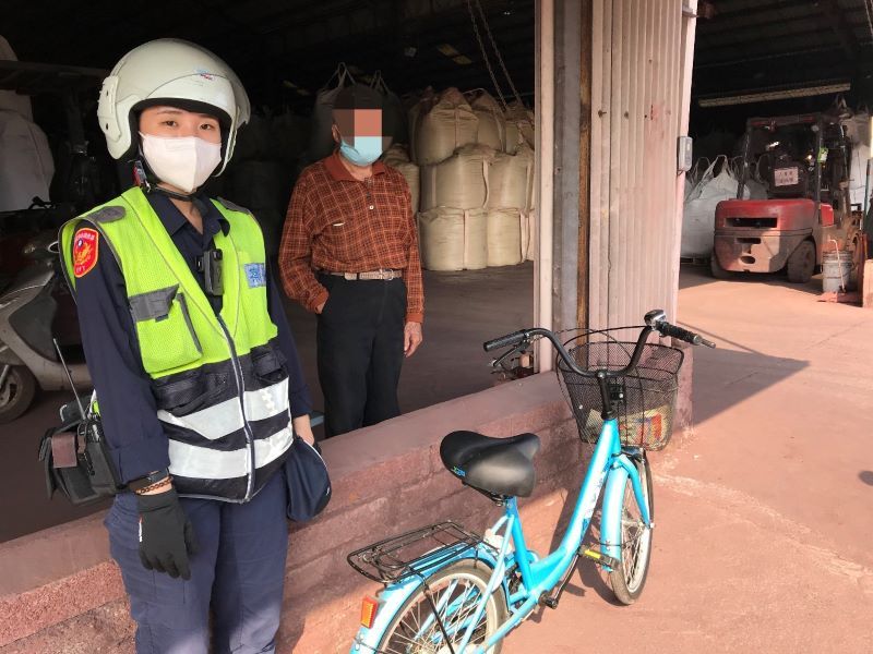 暖心女警助　內埔失智老翁找到回家的路