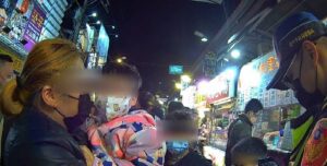 逢甲夜市走失了 熱心民眾接力替警指路助團圓