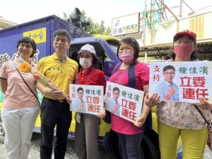 鍾佳濱駕駛行動咖啡車登記初選　拚立委高票連任