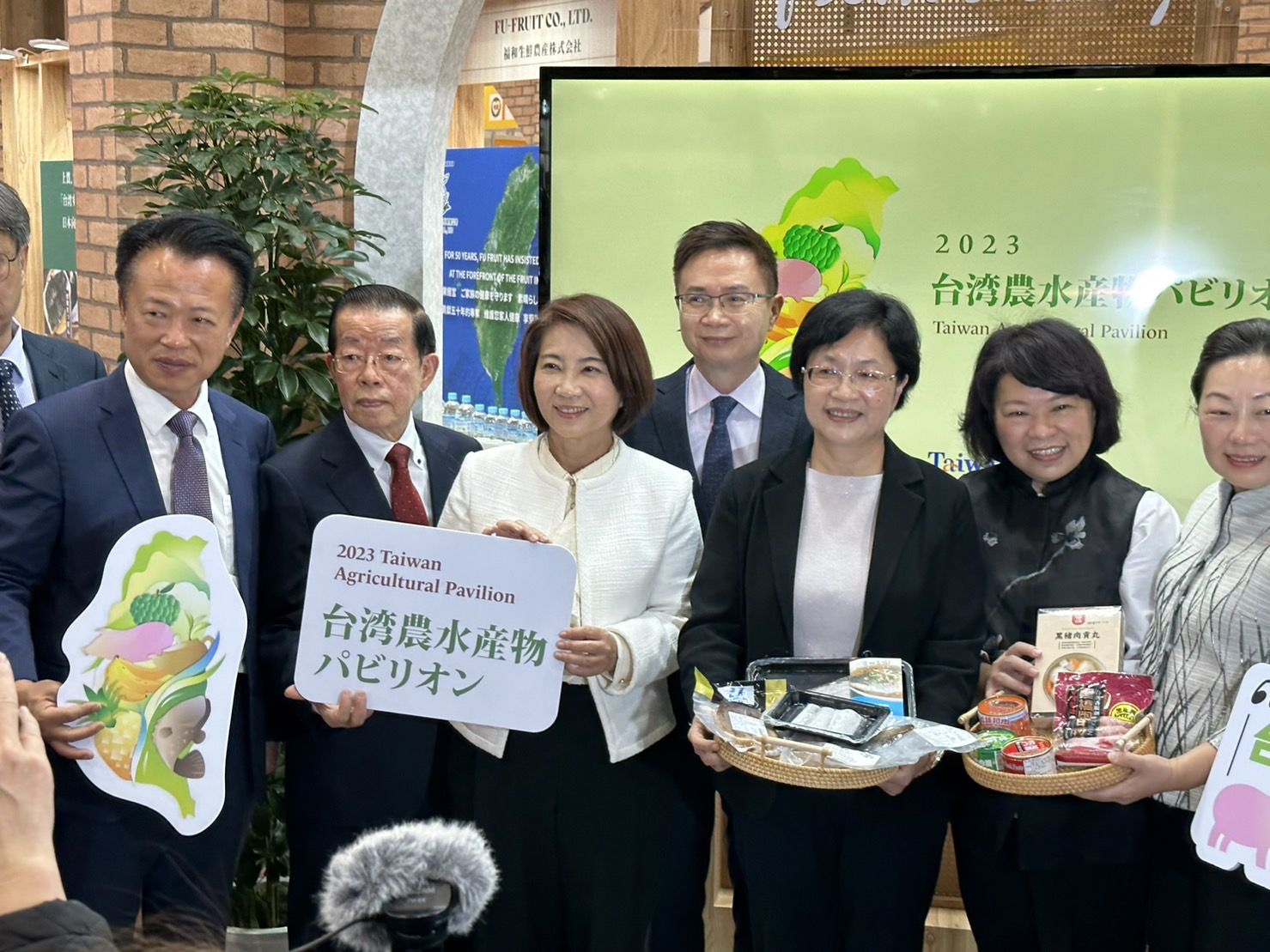 東京食品展開幕　周春米祝屏東隊訂單長紅