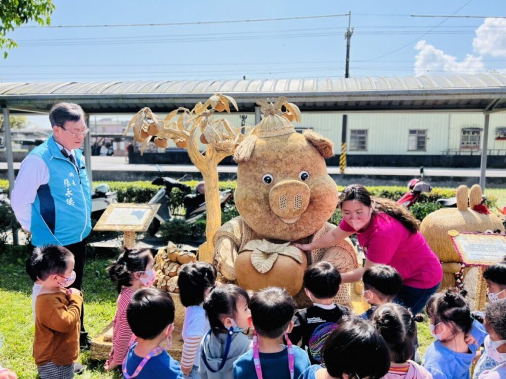 宜蘭監獄受刑人稻草創作　即日起礁溪鄉立幼兒園廣場展出