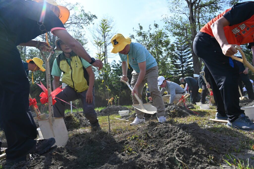 臺東「森活圈」植樹月活動  3000株樹苗民眾秒殺一空