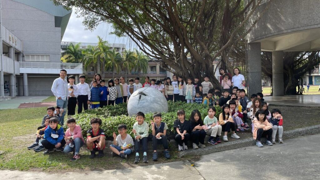 東華附小親師生慎重票選　石雕家黃裕榮作品中選