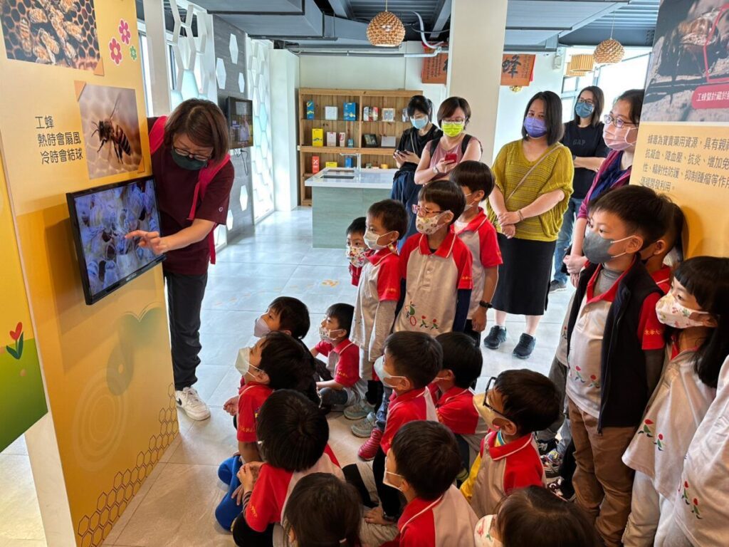 東華附小幼兒園師生共學  校外探索蜜蜂生態教育館