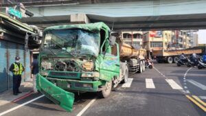 河堤路一段、鳳屏二路口交通事故　一人受傷送醫 警迅速恢復交通