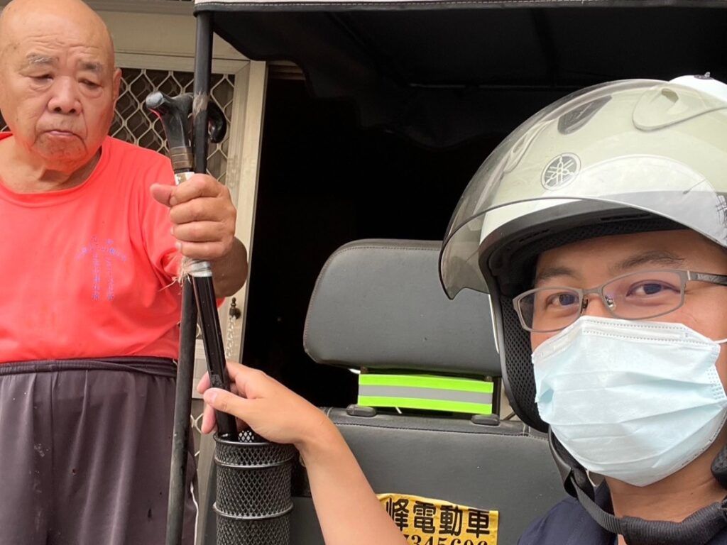 里港警關懷高齡者電動代步車安全　暖心裝設反光條