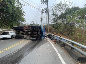 驚險!大貨車失控翻覆、散落滿地木頭　六龜警即時疏導救援駕駛輕傷無就醫