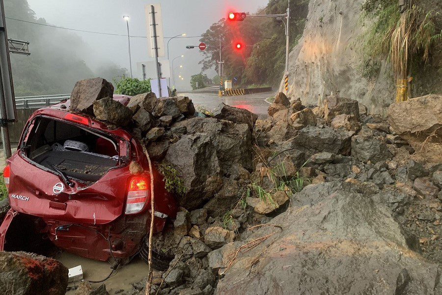 大雨釀災！苗62線落石砸中小客車　車主頭部受傷