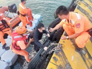 高雄興達港北堤失足落海　海巡急速出艇救援