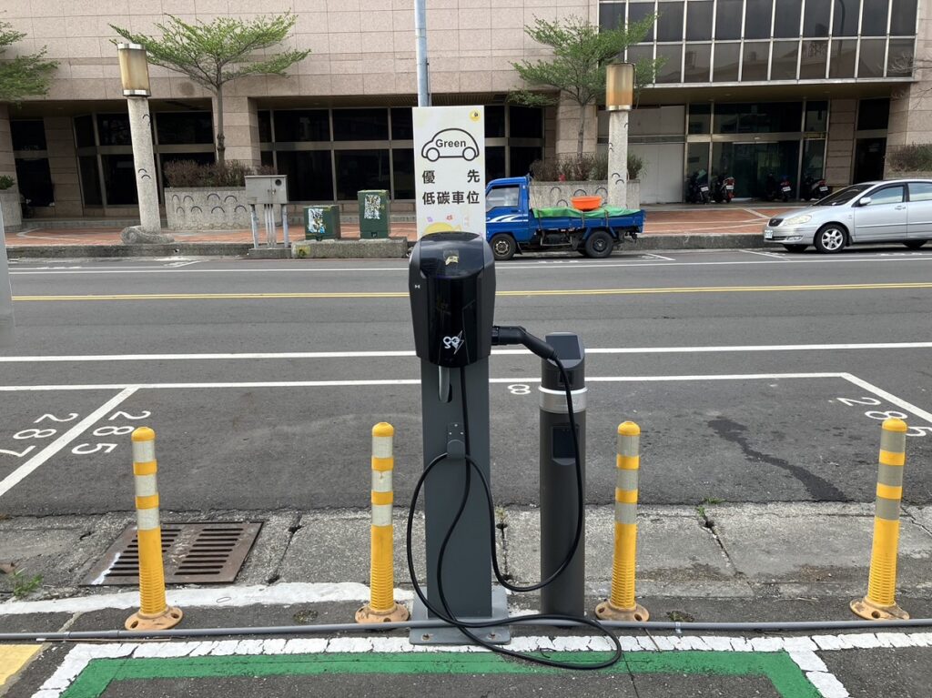 推動綠能環境及低碳運輸　員林市3座公有路外停車場提供電動汽車充電服務