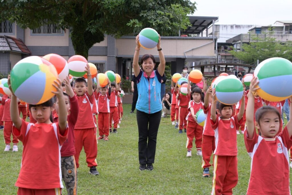 吉安鄉幼母親節感恩活動超溫馨　幼童獻給媽媽康乃馨和感恩卡