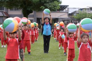 吉安鄉幼母親節感恩活動超溫馨　幼童獻給媽媽康乃馨和感恩卡