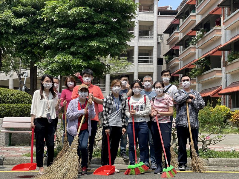 友善企業一日志工　挽袖協助清淨家園