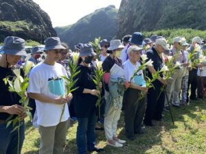 探訪長眠難友 追思憶往傳承 政治受難者於綠島「十三中隊」獻花致意