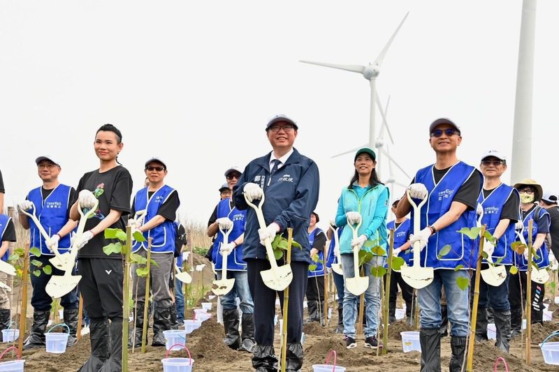 參加中華電信攜手戴資穎前進桃園蘆竹海岸植樹活動 鄭副院長：肯定企業善盡社會責任 踴躍參與綠色環保活動