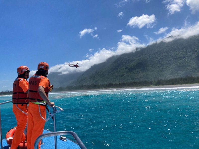 學童戲水遭浪捲入海 花蓮海巡隊運用遙控式救生圈即刻救援