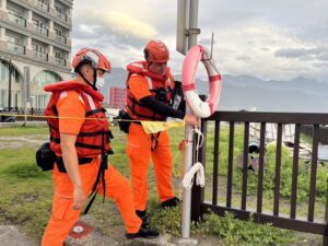 瑪娃颱風巨浪來襲 花蓮岸巡呼籲民眾勿觀浪