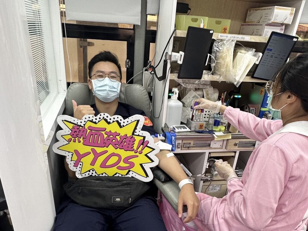 熱血沸騰國泰人壽保險公司與里港分局　慶祝警察節捐血活動獲得12 7袋熱血
