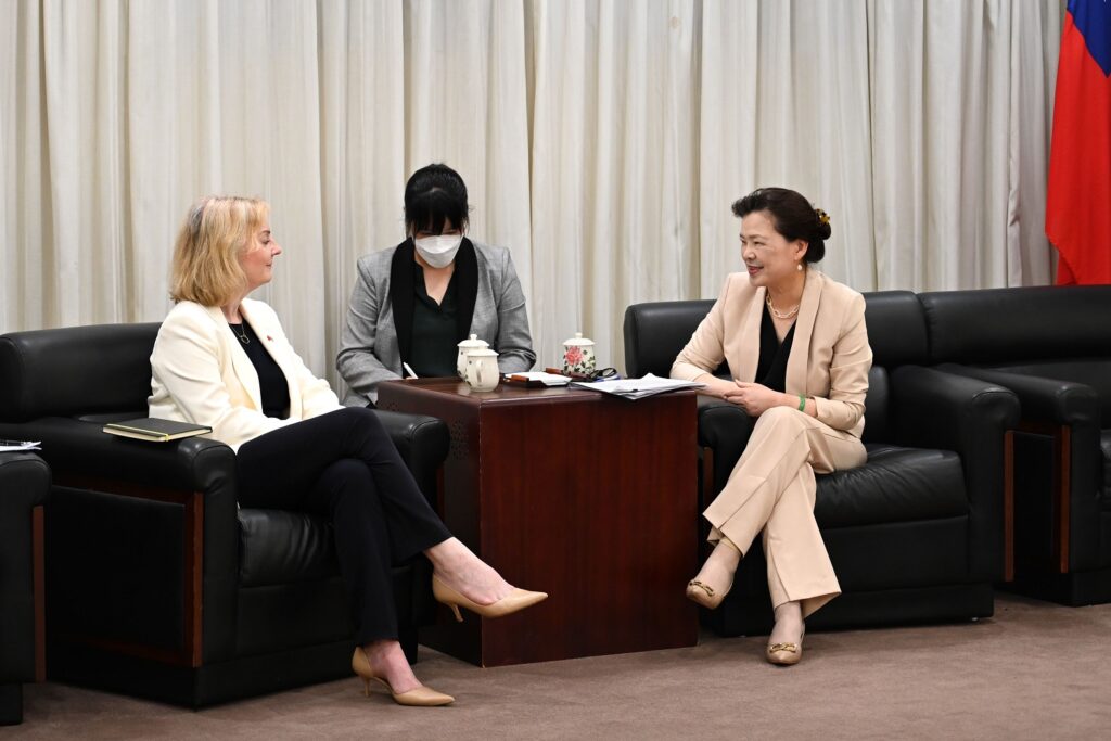 王美花部長歡迎英國特拉斯前首相訪臺， 推動臺英經貿關係深化