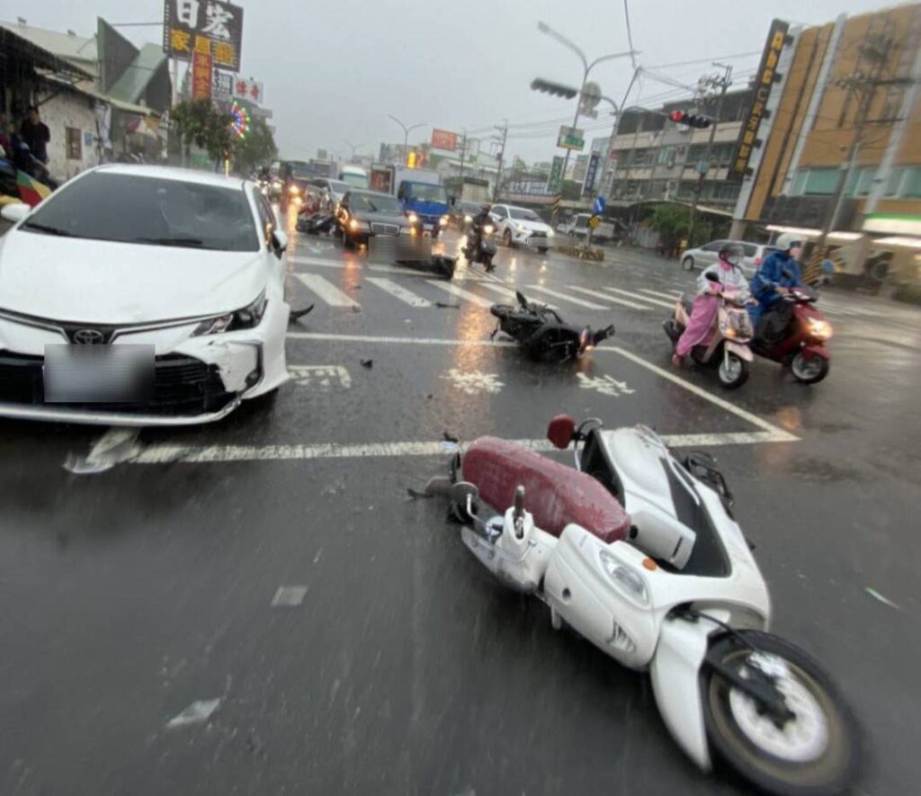 煞車失靈致追撞前方車輛 5傷者均意識清楚　仁武警馳援交管助送醫