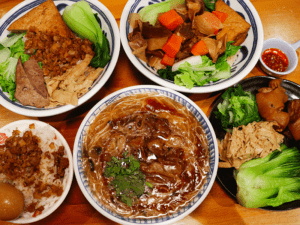 淡水老街平價美食|大腸麵線金牌肉燥飯 配獨家辣椒醬最對味