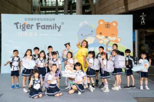 代言人鍾欣凌攜手女兒們出席   Tiger Family推出全球首款海洋環保護脊書包