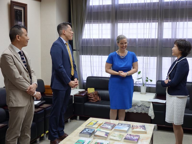 美國小天地10週年 AIT處長孫曉雅參觀臺文館 與林巾力館長會面